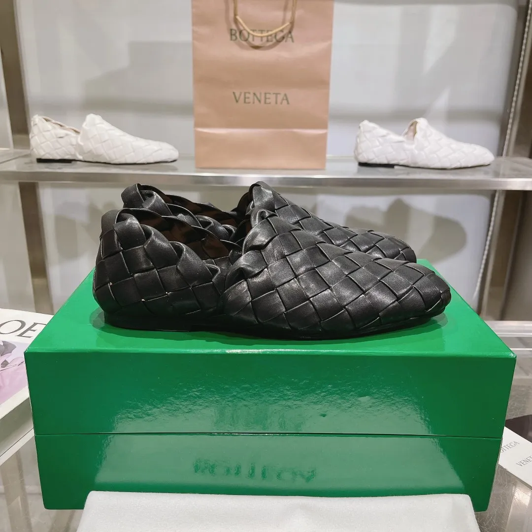 [BV] Top P: 760💰Size for couples: 35-44 (Female, 40, 41, Male 38, 45, custom-made, non-returnable) (Bottega Veneta) Genuine leather outsole, classic woven beanie shoes, two-wear heel set Blessed are the little feet👣👣Comfortable casual shoes that can be worn all year round, made of imported first-layer sheepskin➕fine-quality sheepskin leather, imported sheepskin lining, luxury genuine leather outsole [rose][rose], Bottega Veneta is an Italian luxury brand. Made using traditional Italian leather craftsmanship.